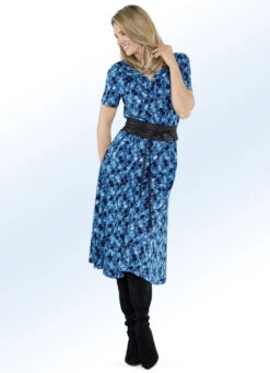 Bezauberndes Kleid Mit Polokragen