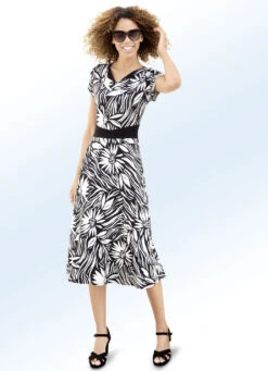 Kleid Mit Aparter Kragenlösung