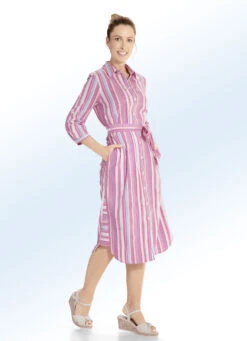 Kleid Mit Bindegürtel In Angesagtem Streifen-Dessin