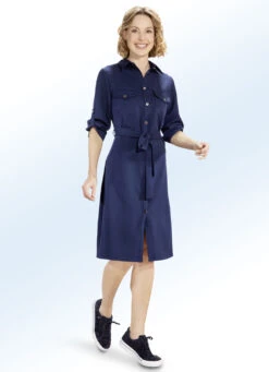 Kleid Mit Bindegürtel Und Schmuckknöpfen