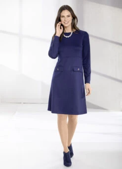 Kleid Mit Glänzendem Schmuckknopf